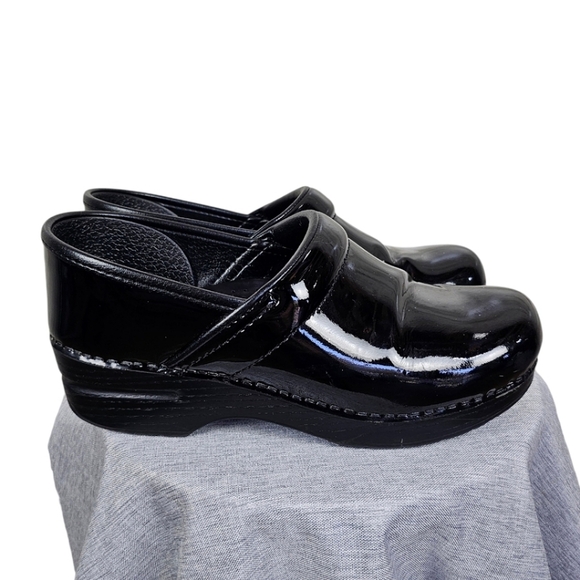 Dansko Patent Leather Professional Clogs Sz 38 Black Slip On Classic Medical - Picture 1 of 11